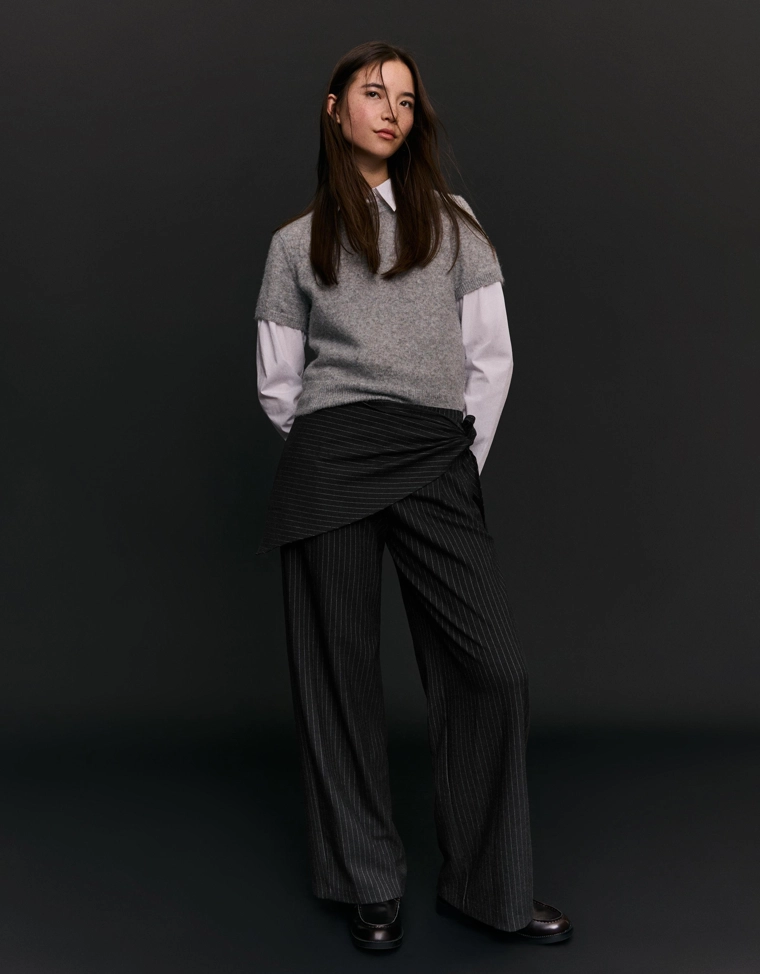 Брюки приталенного кроя с платком