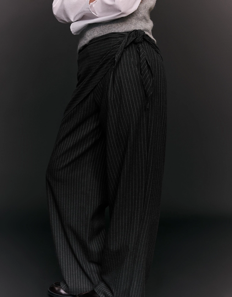 Брюки приталенного кроя с платком