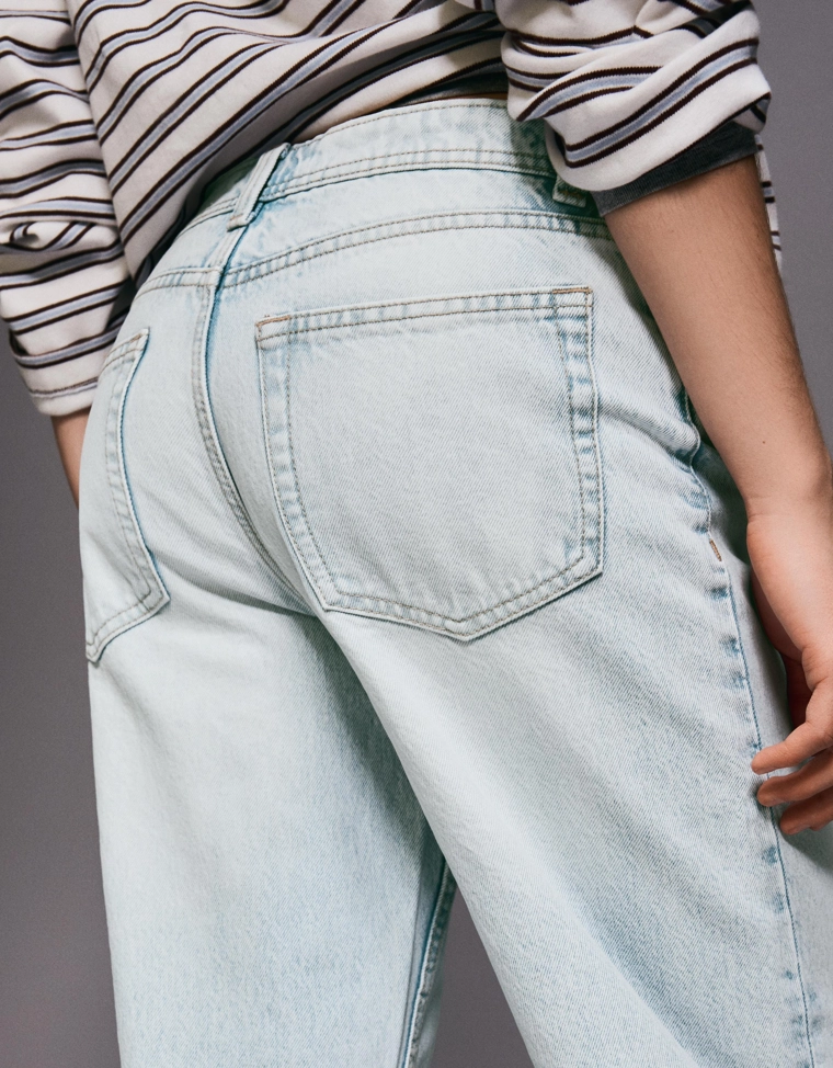 Джинсы свободного кроя со средней посадкой