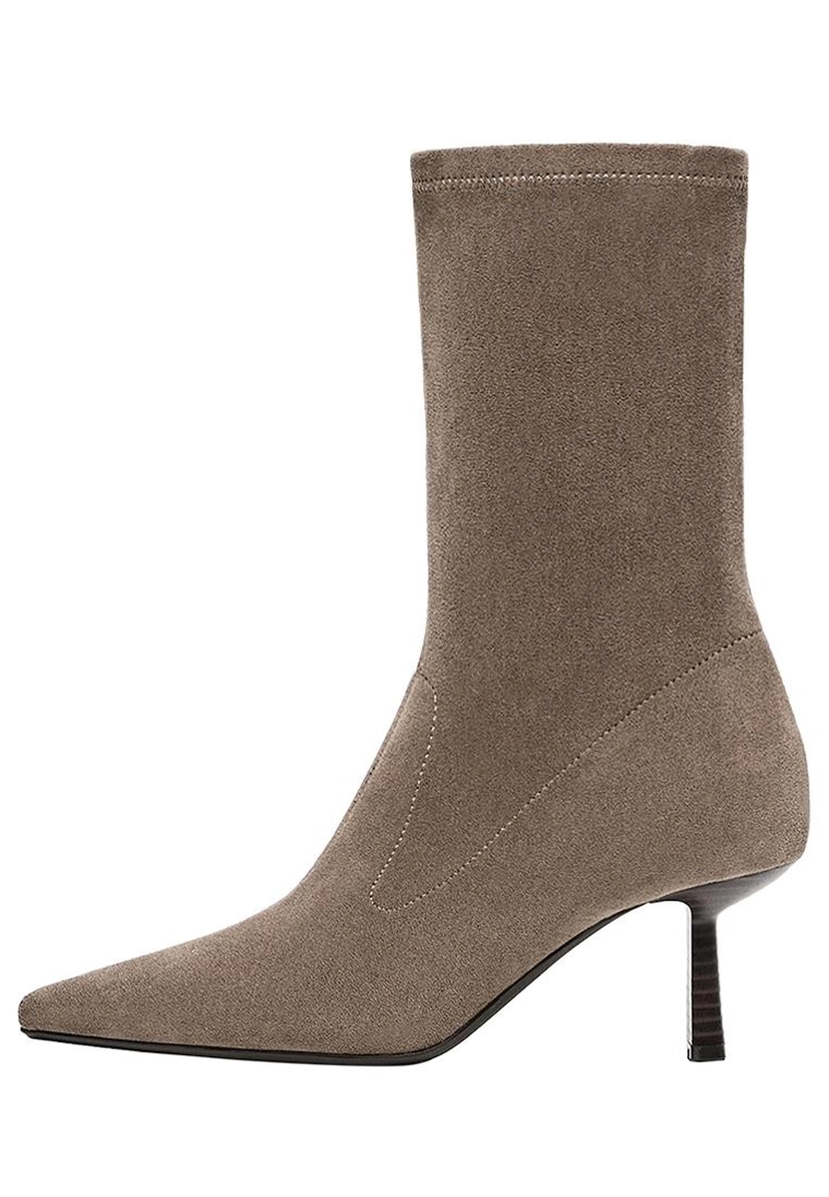 Fitted kitten heel ankle boots