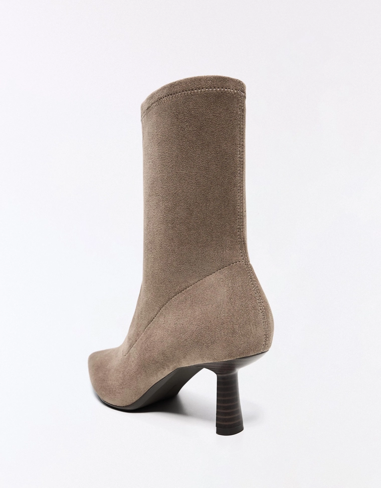 Fitted kitten heel ankle boots