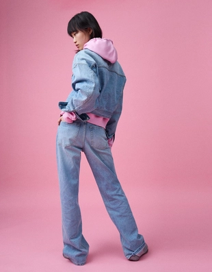 Укороченная джинсовая куртка с отделкой стразами- Заказать в России