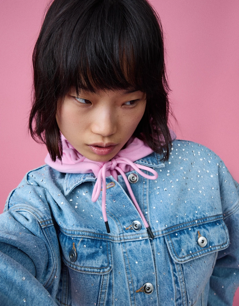 Укороченная джинсовая куртка с отделкой стразами