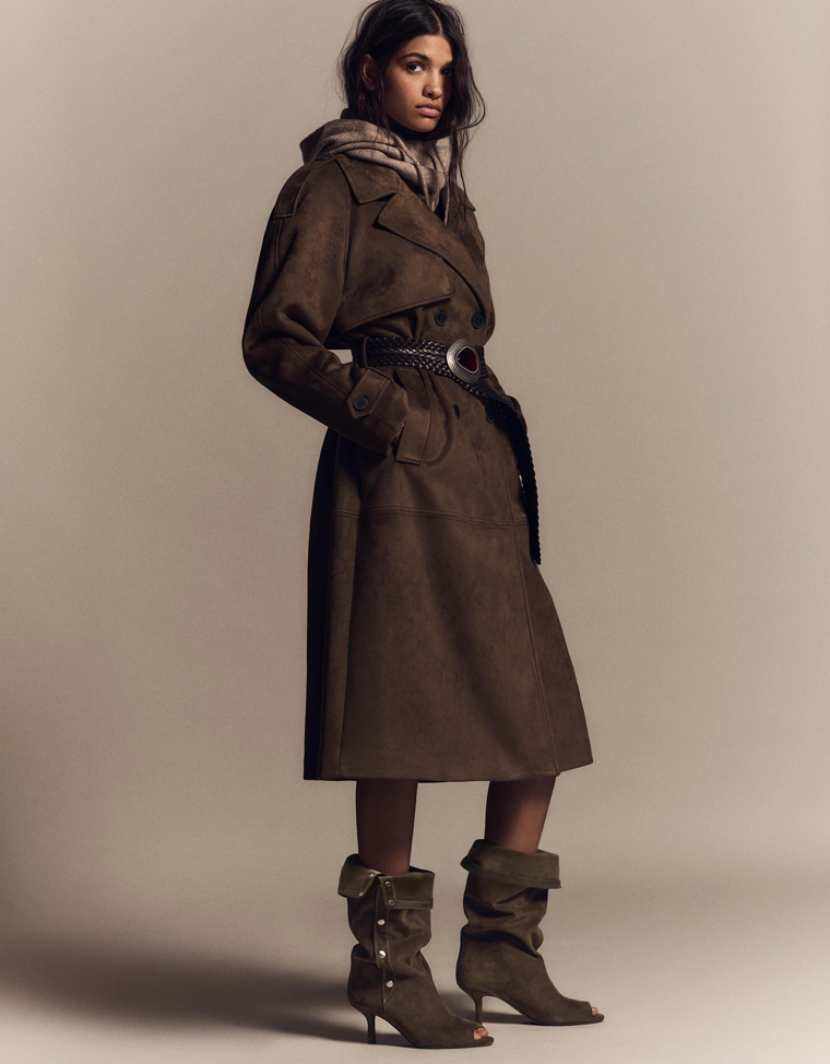 Heeled boots with split