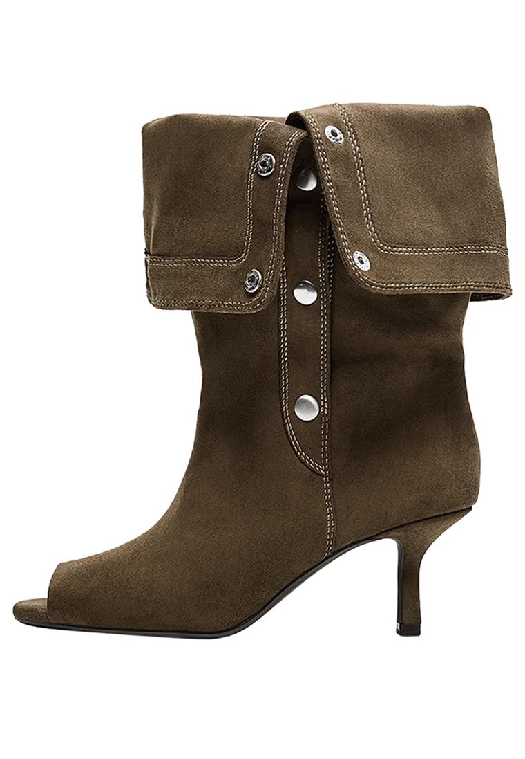 Heeled boots with split
