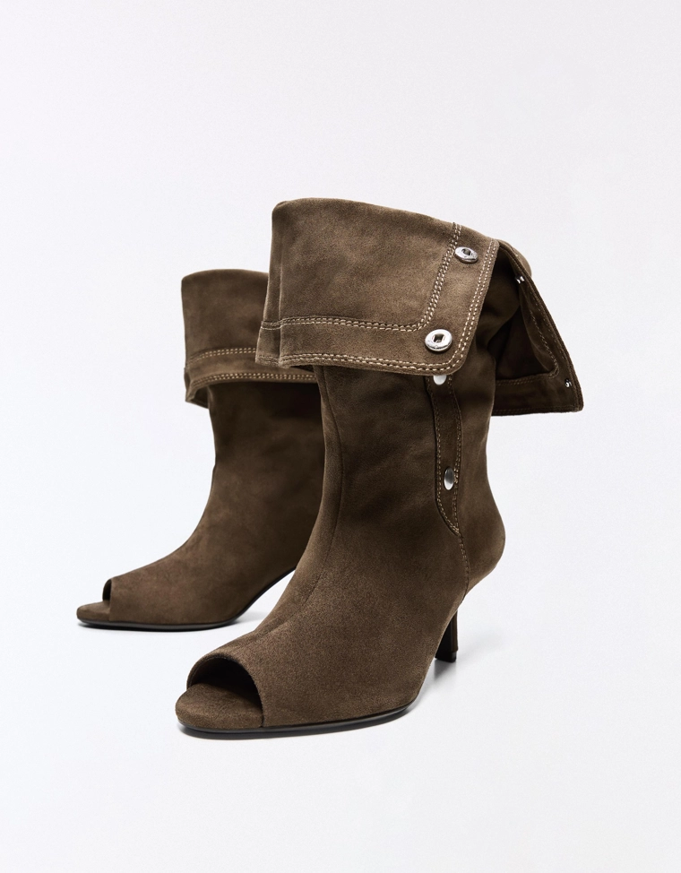 Heeled boots with split