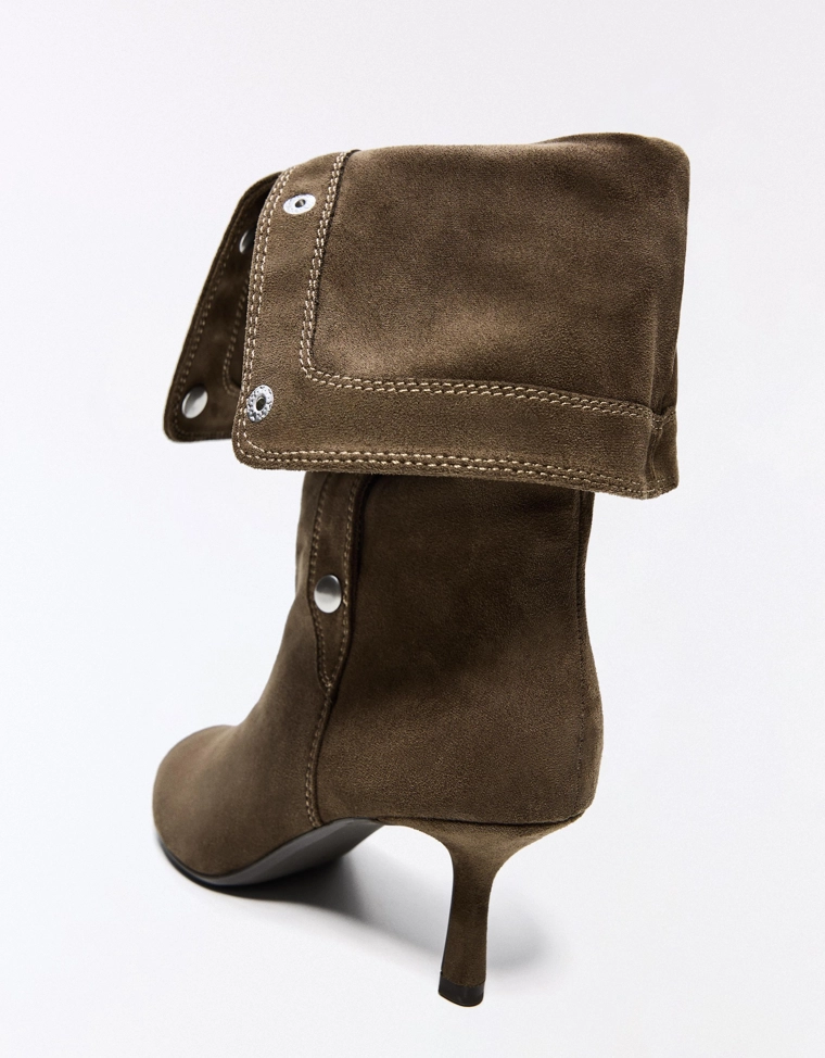 Heeled boots with split