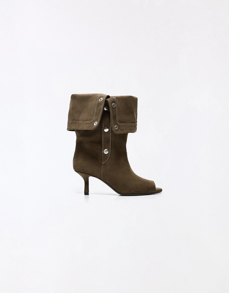 Heeled boots with split