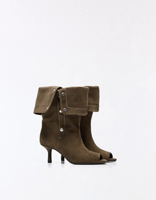 Heeled boots with split- Заказать в России