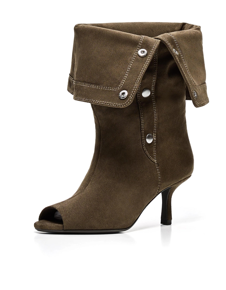 Heeled boots with split