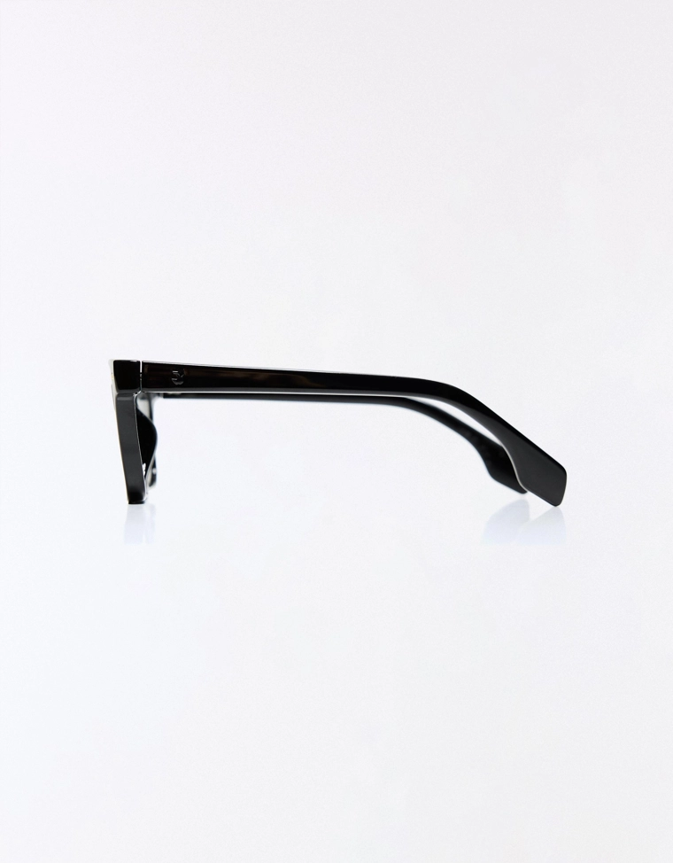 Солнцезащитные очки в пластмассовой оправе