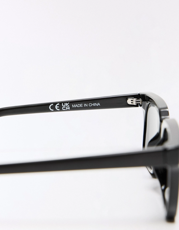 Солнцезащитные очки в пластмассовой оправе