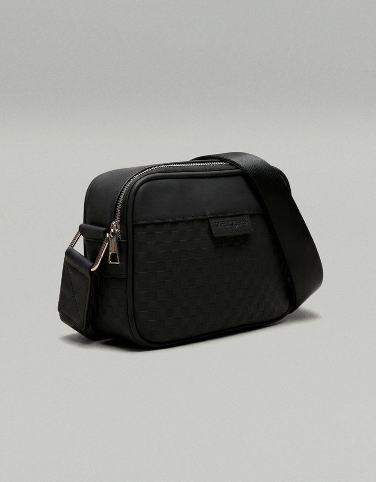 Сумка с длинным ремнем и монограммой