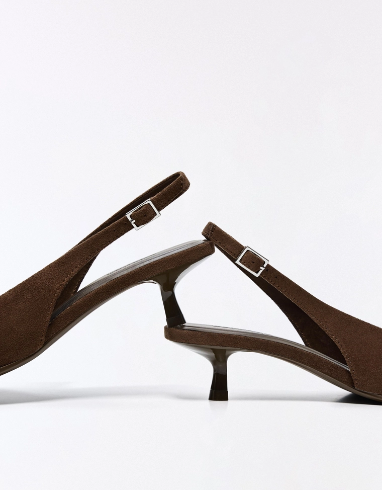 Босоножки на среднем тонком каблуке с пряжками