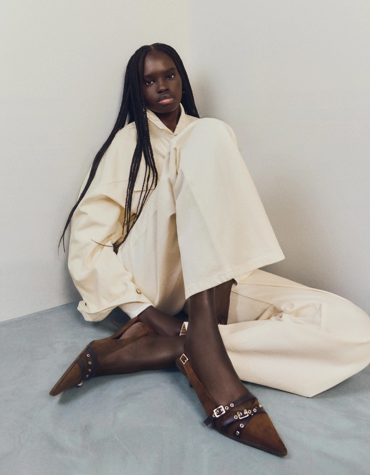 Босоножки на среднем тонком каблуке с пряжками