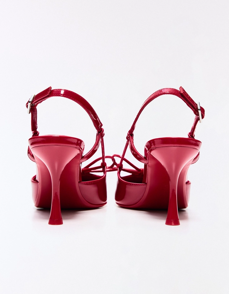 Туфли на каблуке с открытой пяткой и декоративной деталью