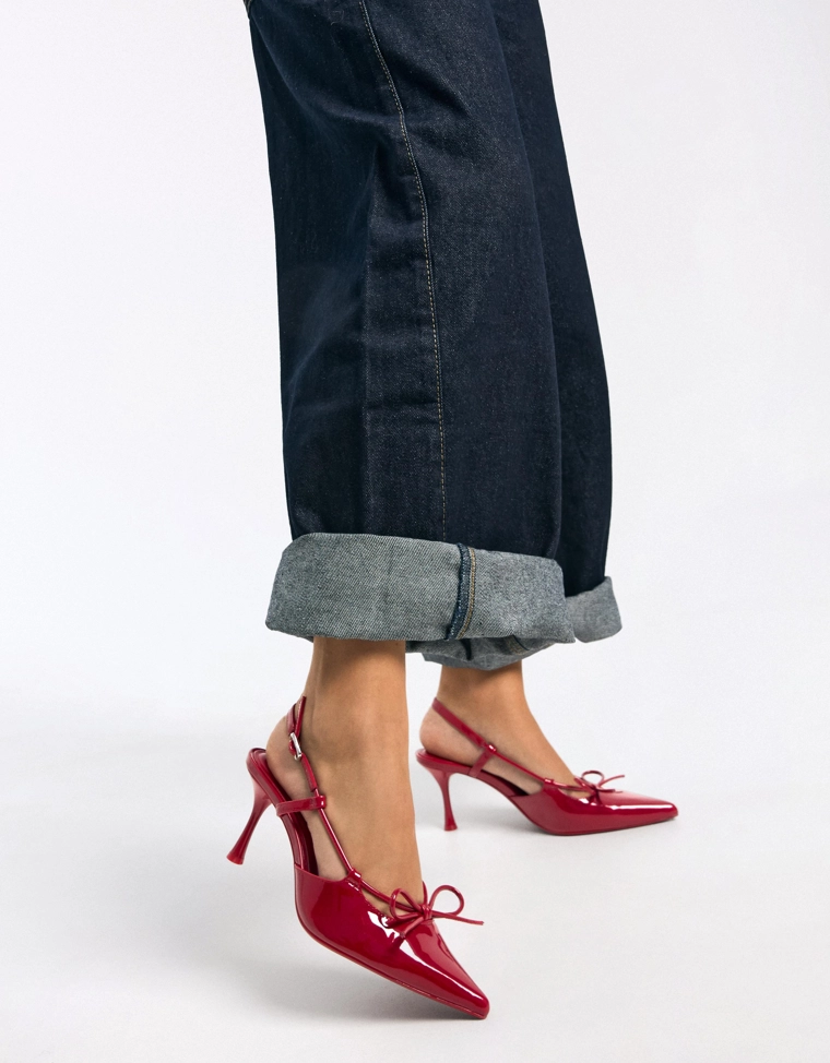 Туфли на каблуке с открытой пяткой и декоративной деталью