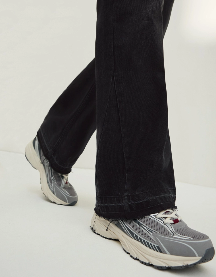 Расклешенные джинсы прямого кроя