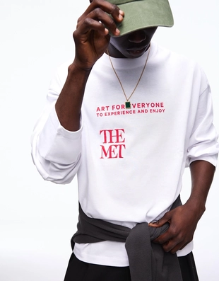 Лонгслив THE MET с принтом- Заказать в России
