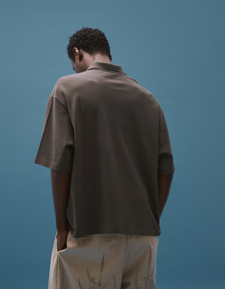 Поло геометрического кроя с короткими рукавами и принтом