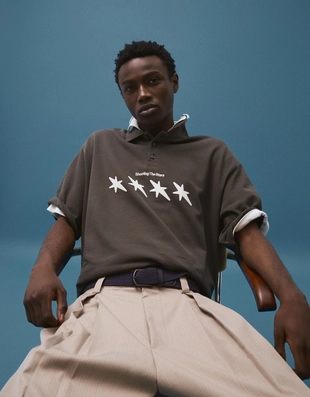 Поло геометрического кроя с короткими рукавами и принтом- Заказать в России