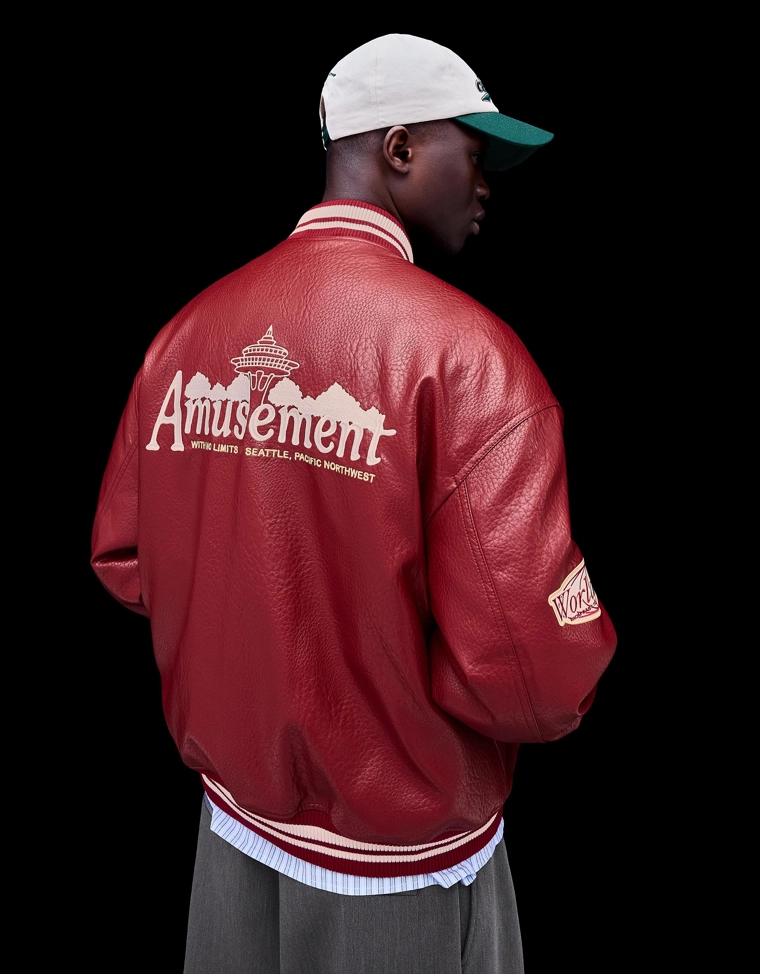 Куртка-бомбер из искусственной кожи с принтом