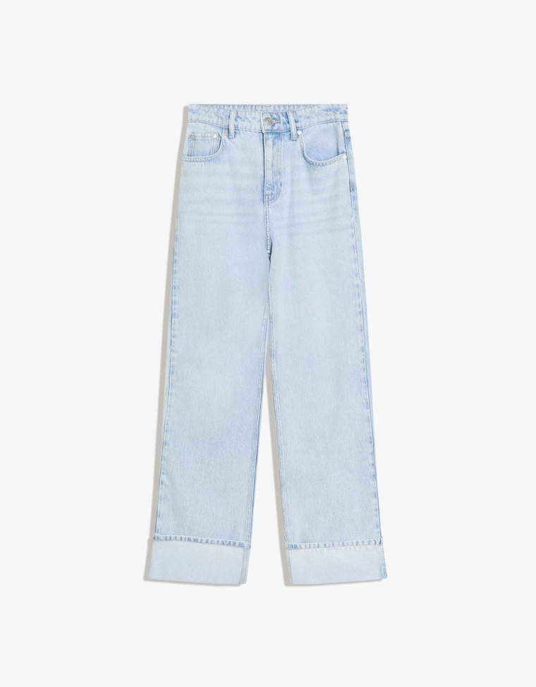 Джинсы прямого кроя с широкими штанинами и отворотами снизу