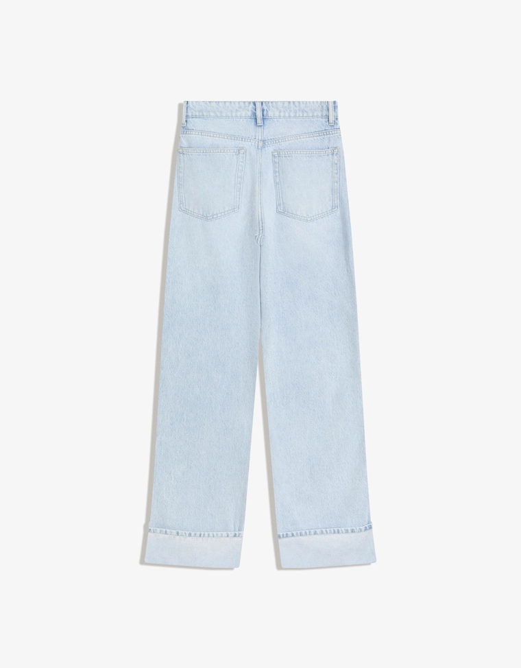 Джинсы прямого кроя с широкими штанинами и отворотами снизу