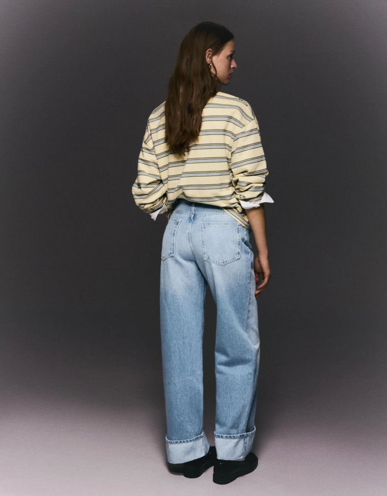 Джинсы прямого кроя с широкими штанинами и отворотами снизу