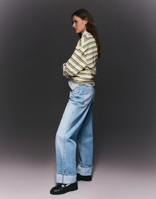 Джинсы прямого кроя с широкими штанинами и отворотами снизу- Заказать в России