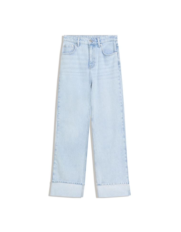 Джинсы прямого кроя с широкими штанинами и отворотами снизу