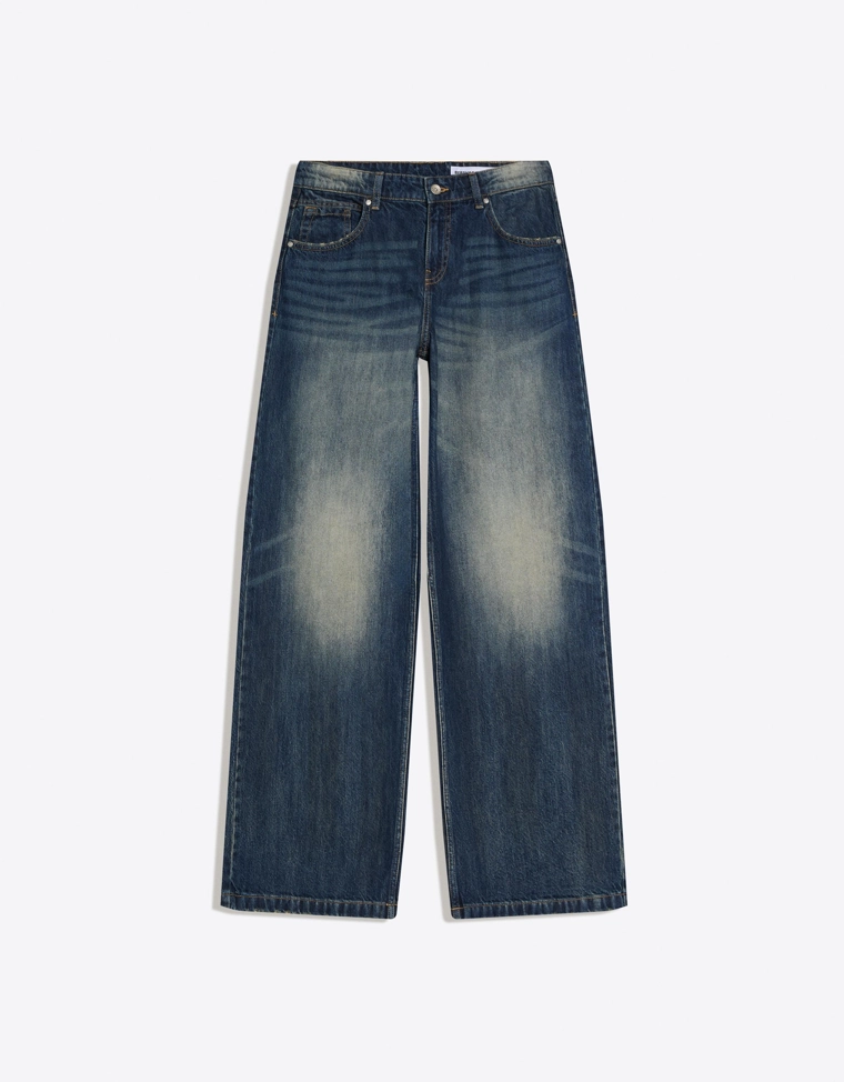 Джинсы-бойфренды с низкой посадкой и вышивкой