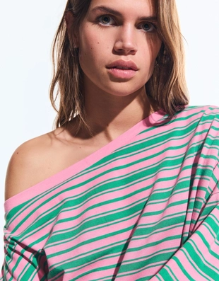 Футболка с длинными рукавами, асимметричным воротом и принтом- Заказать в России