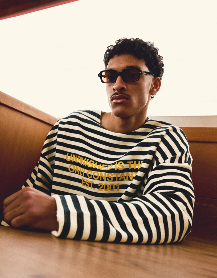 Полосатый свитер из мягкой ткани с круглым вырезом