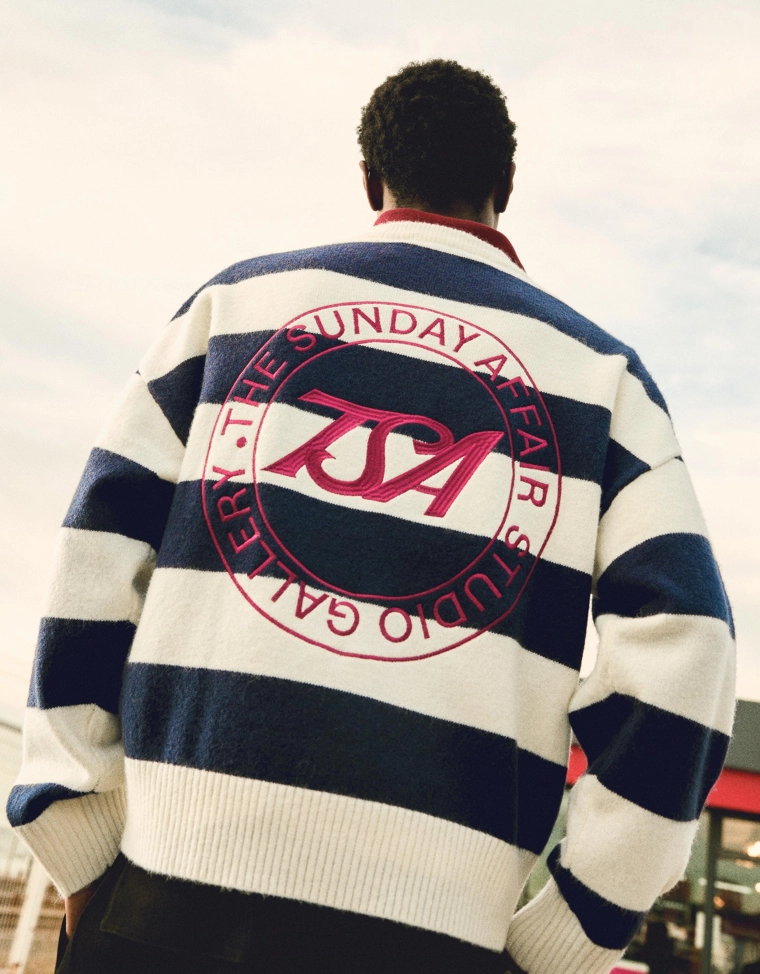 Свитер в полоску с круглым вырезом и вышивкой