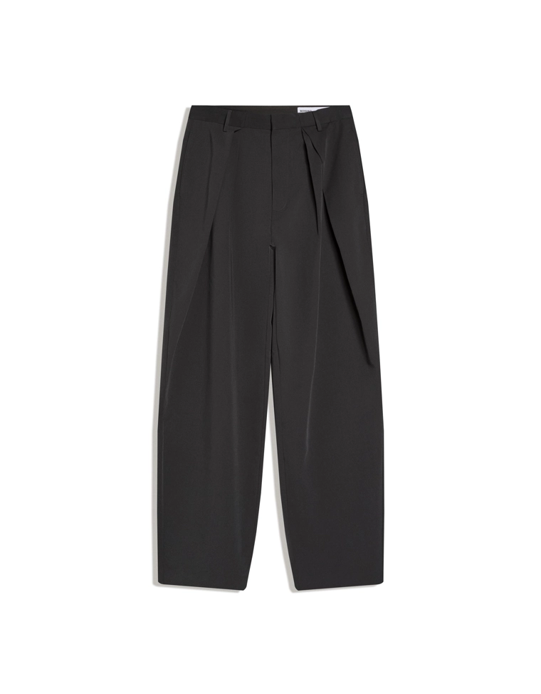 Объемные брюки свободного кроя с защипами