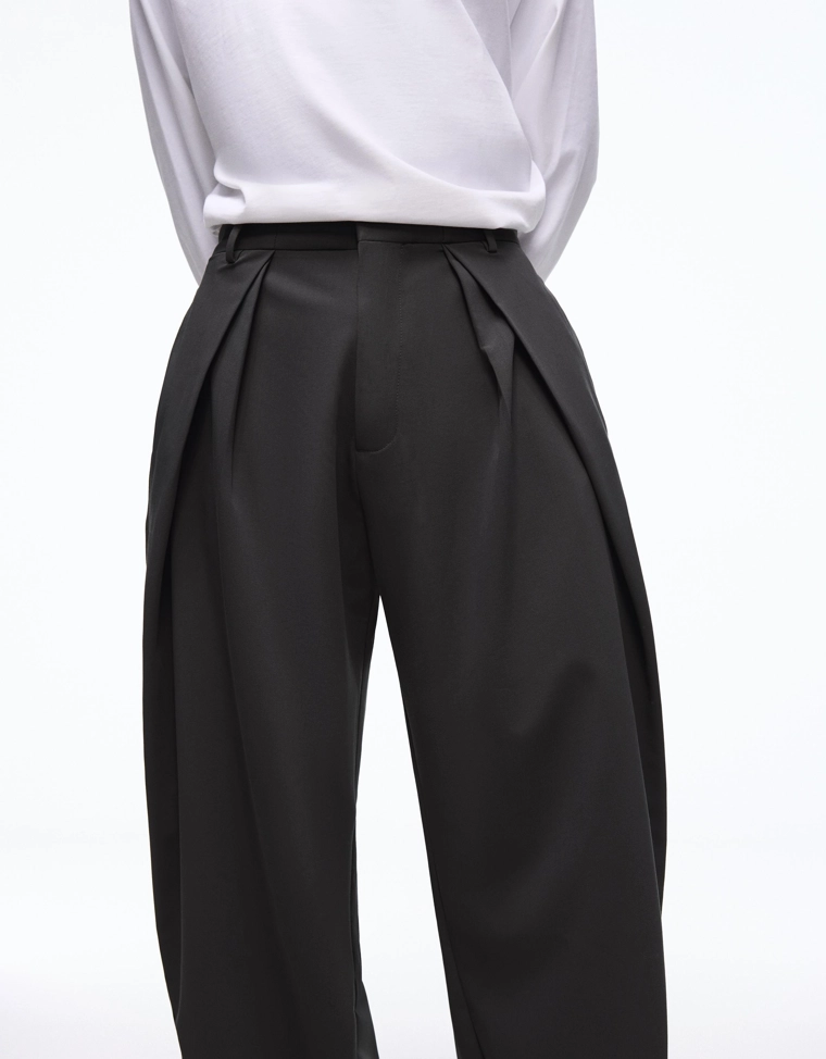 Объемные брюки свободного кроя с защипами