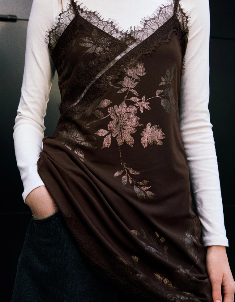 Мини-платье из полупрозрачной ткани с отделкой кружевом