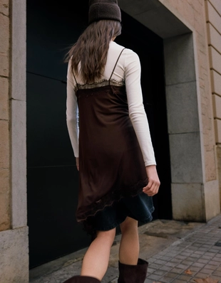 Мини-платье из полупрозрачной ткани с отделкой кружевом- Заказать в России