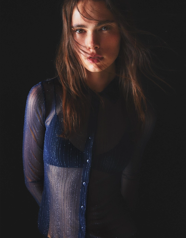 Лонгслив из полупрозрачной ткани с блестящей отделкой