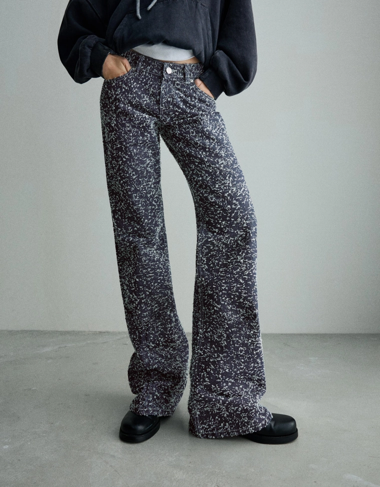 Джинсы свободного кроя клеш с текстурой