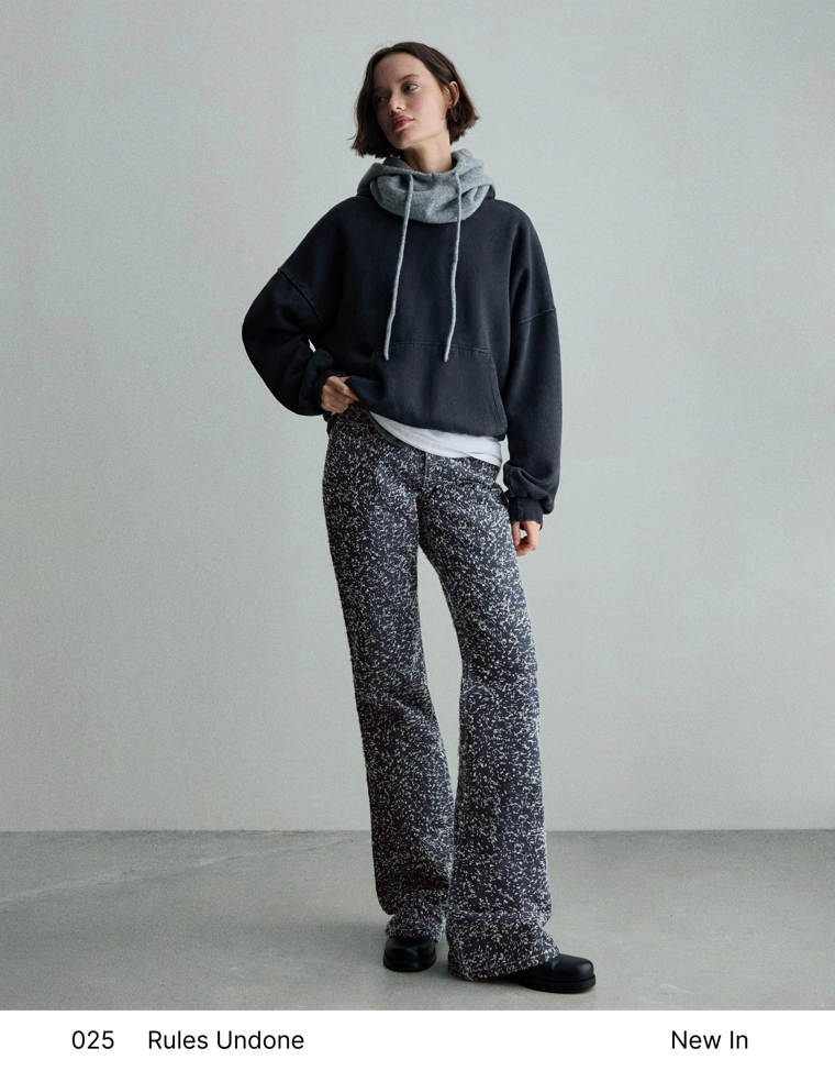 Джинсы свободного кроя клеш с текстурой