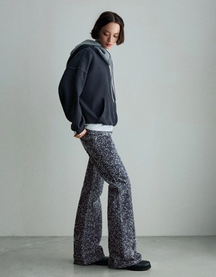 Джинсы свободного кроя клеш с текстурой- Заказать в России