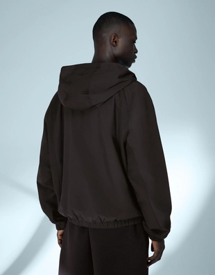 Куртка из высокотехнологичной ткани с капюшоном- Заказать в России