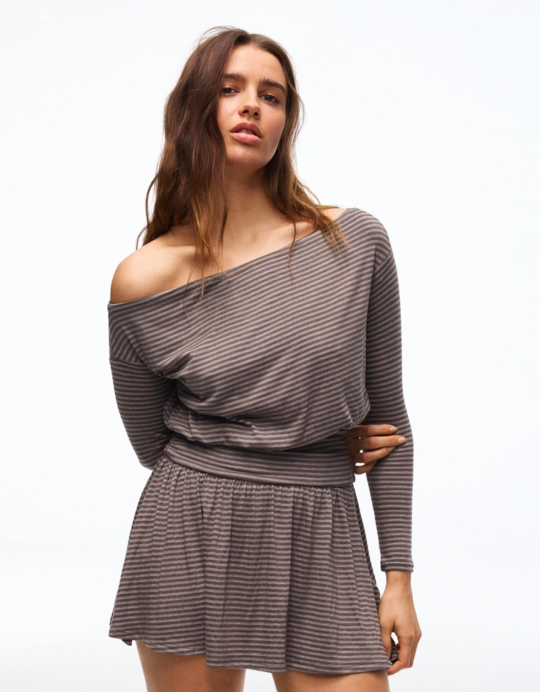 Мини-платье с длинными рукавами и поясом с принтом