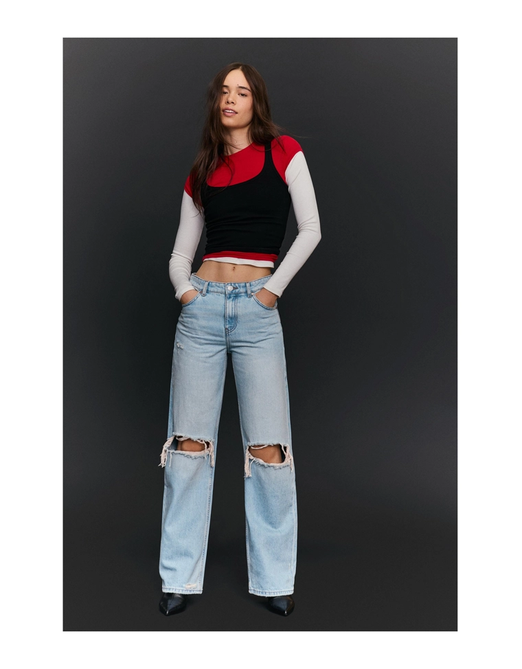 Джинсы свободного кроя с высокой посадкой и разрезами