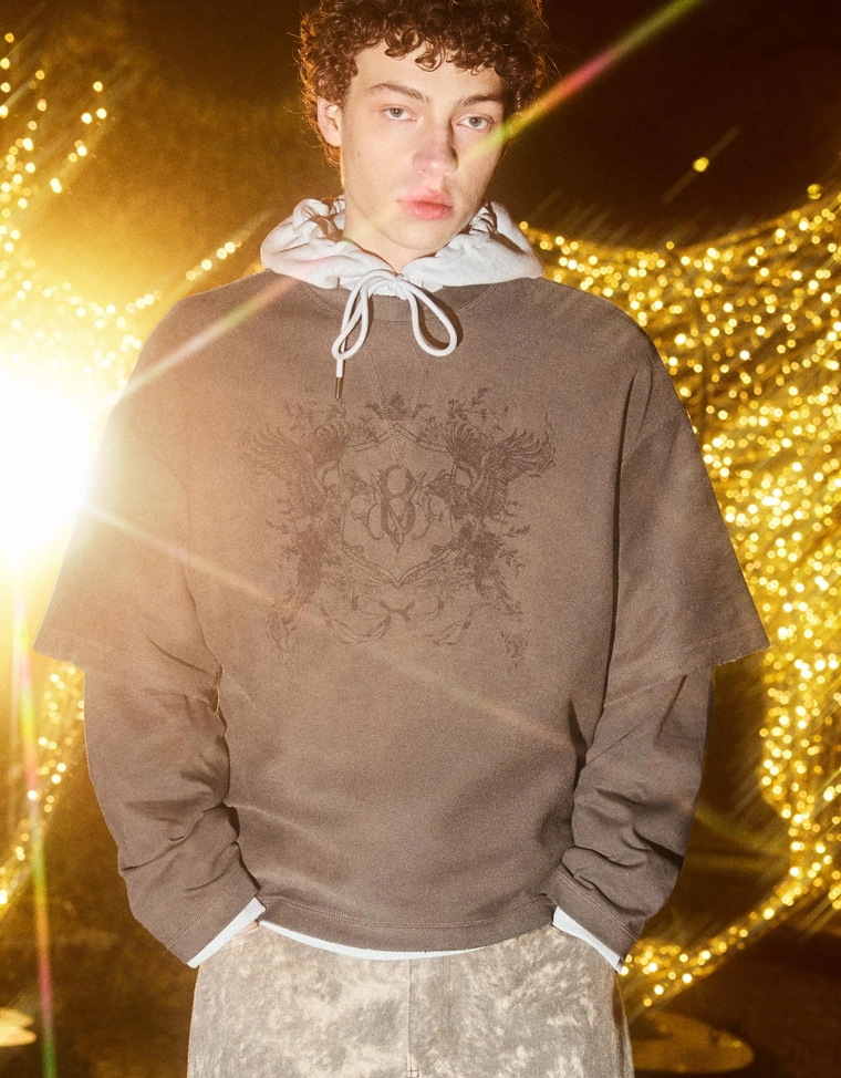 Свитер с двойным рукавом и принтом