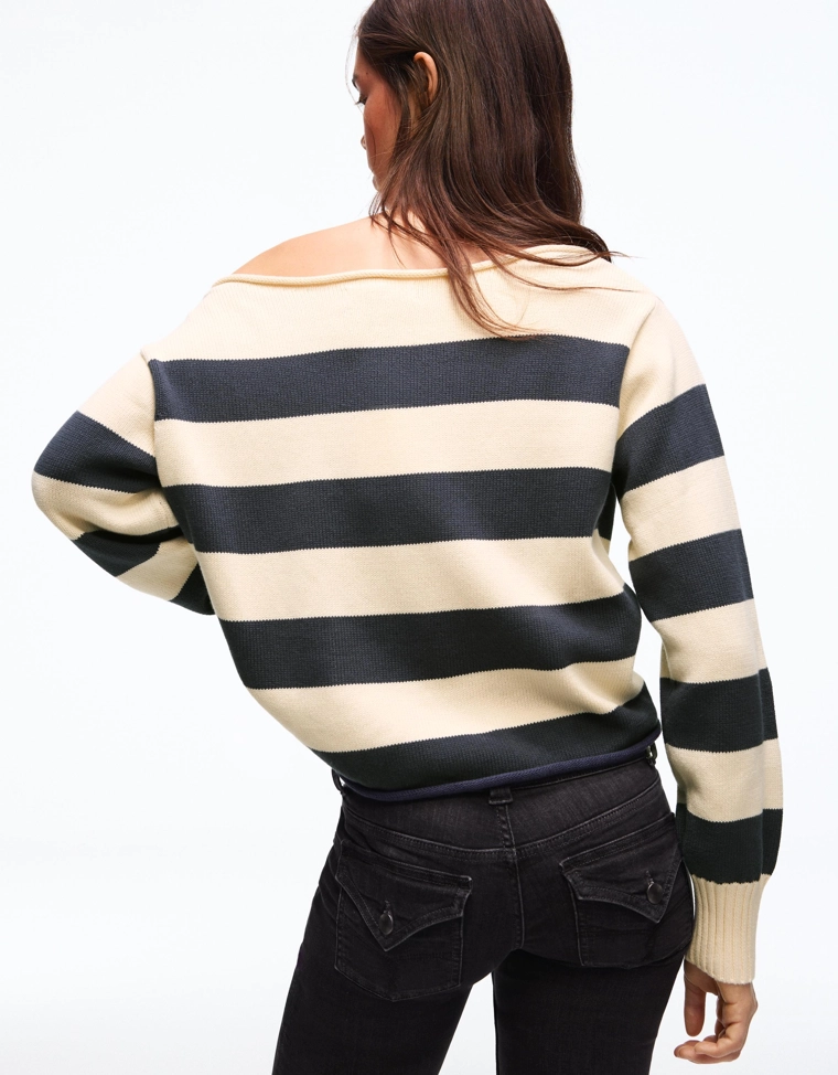 Свитер с вырезом «лодочка»