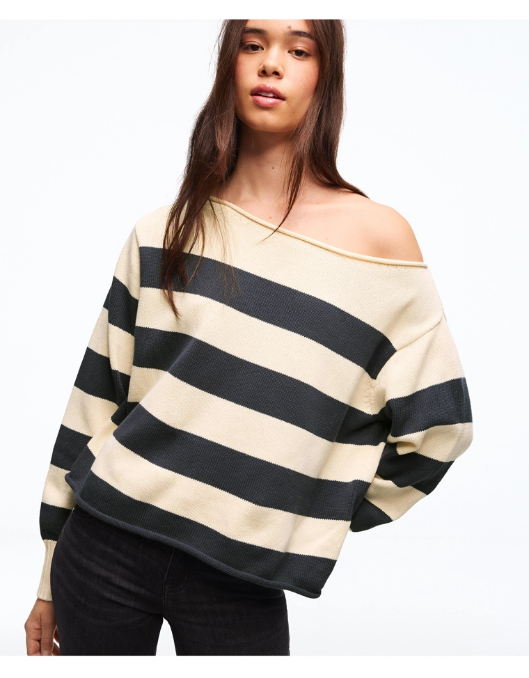 Свитер с вырезом «лодочка»