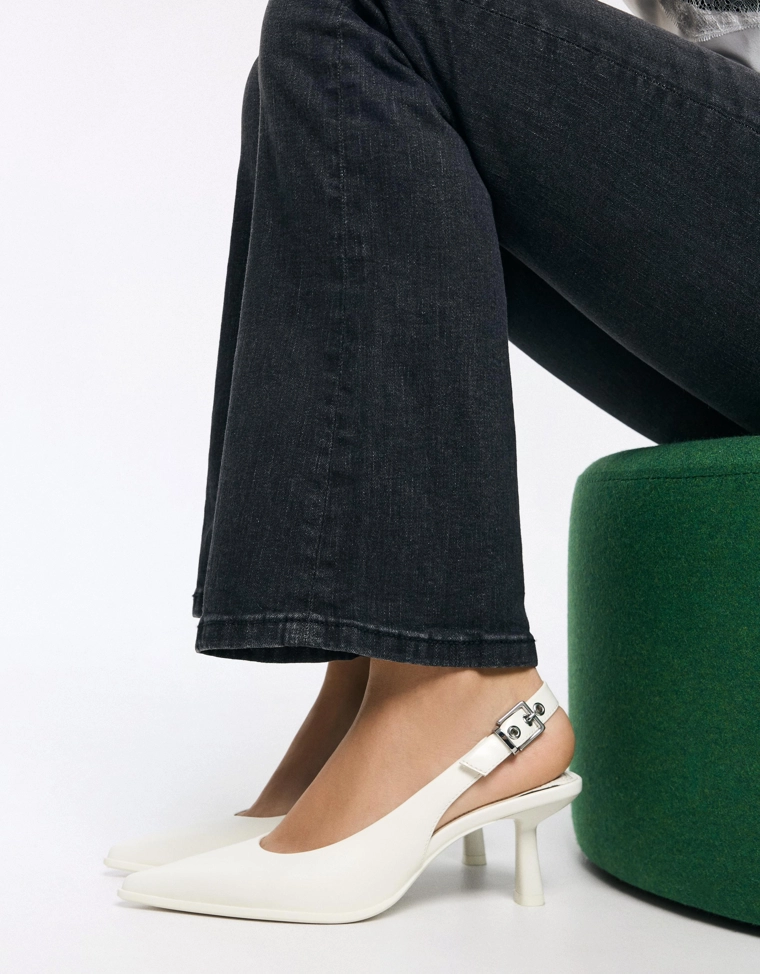 Туфли на среднем тонком каблуке с открытой пяткой